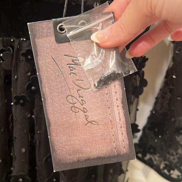 NWT Mac Duggal 67502 Floral Appliqué V-Neck Evening Gown Size 4 Black $798 - Picture 9 of 16